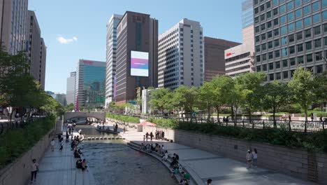 Corriente-De-Cheonggyecheon-En-Día-De-Verano,-Seúl,-Corea-Del-Sur