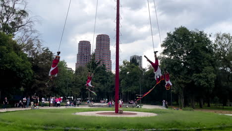 Toma-En-Cámara-Lenta-De-Los-Tradicionales-Voladores-Al-Amanecer