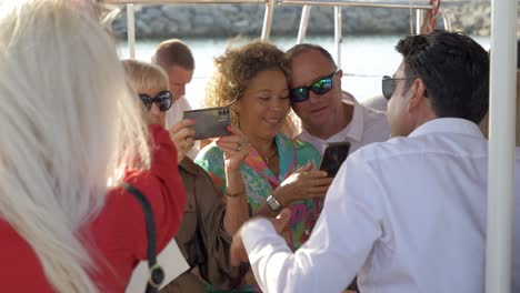 Gente-En-Un-Catamarán-De-Vela-Tomando-Fotos-Del-Hombre