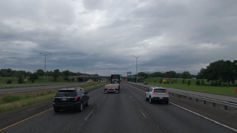 Camión-Pov:-Conducción-Rápida-De-Automóviles-Y-Camiones-En-La-Carretera-De-Chicago-A-Winsconsin