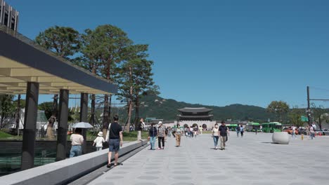 Plaza-De-Gwanghwamun-Con-Vista-A-La-Puerta-De-Gwanghwamun-Y-La-Gente-Viaja-El-Día-De-Verano