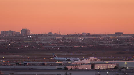 Naranja-Puesta-De-Sol-Sobre-El-Aeropuerto-Humo-Blanco-Ondeando-Cabina-De-Pista-De-Aviones-Canadienses