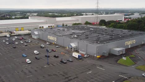 Vista-Aérea-Makro-Cash-And-Carry-Supermercado-Mayorista-Tienda-Exterior-Orbitando-A-La-Derecha