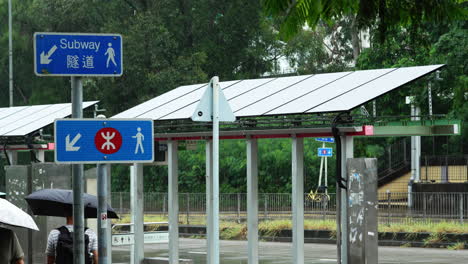 China,-Hongkong---11.-August-2022:-Menschen-Mit-Regenschirmen-Gehen-Von-Der-Hauptstraße-Zum-U-bahngang