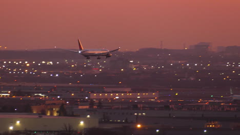 Air-Canada-Boeing-787-Dreamliner-Avión-Aterrizando-En-El-Aeropuerto-Internacional-De-Toronto-En-El-Crepúsculo,-Tiro-De-Seguimiento