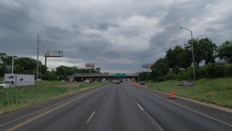 Bewölktes-Wetter-Pov-Fahren-Auf-Der-Amerikanischen-Autobahn-Von-Chicago