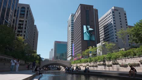 Seoul-local-people-enjoy-a-weekend-by-sitting-near-Cheonggye-Stream-in-Seoul-City,-South-Korea