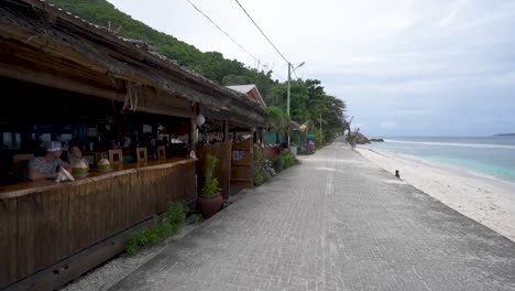 Gente-Comiendo-En-El-Restaurante-Frente-Al-Mar-En-La-Isla-De-La-Digue-Seychlles