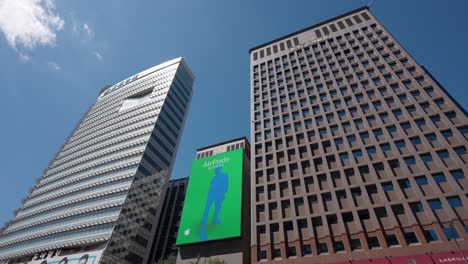 Campaña-Publicitaria-De-Apple-Airpods-Que-Se-Muestra-En-La-Cartelera-Digital-En-La-Plaza-Cheonggye,-Seúl,-Corea-Del-Sur---Estática