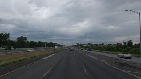 Pov:-Fahrt-Auf-Der-Mittleren-Spur-Des-Amerikanischen-Highways-In-Chicago,-Illinois