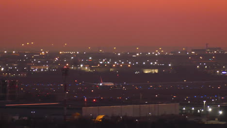 Flugzeug-Beschleunigt-Auf-Der-Landebahn-Und-Hebt-Nachts-Am-Orangefarbenen-Himmel-Ab,-Flugzeugflug-In-Die-Höhe