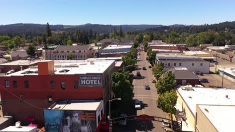 Historisches-Vintage-Cottage-Grove-Hotel-Im-Historischen-Viertel,-Oregon,-Drohnenüberführung