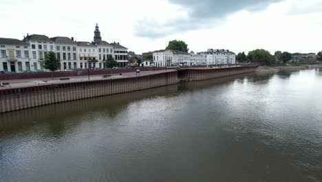 Vorwärtsbewegung-Aus-Der-Luft,-Die-Den-Kai-Am-Fluss-Ijssel-Mit-Laufenden-Arbeiten-Am-Ijsselkade-Boulevard-Der-Stadtentwicklung-Von-Tower-Town-Zutphen-Zeigt