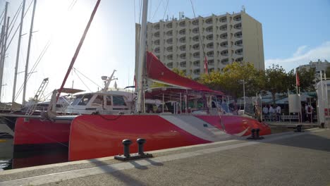 Verankertes-Rotes-Katamaran-Segelboot-Im-Hafen-Von-Grande-Motte,-Südfrankreich