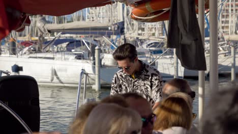 Fiesta-De-Bodas-En-El-Puerto-Deportivo-De-Montpellier,-En-Un-Catamarán-De-Vela