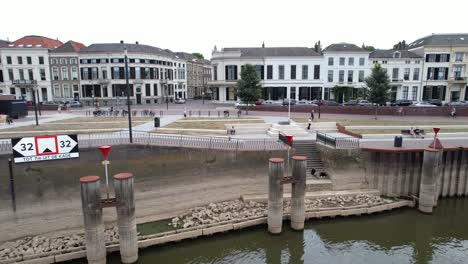 El-Nivel-Bajo-Del-Agua-Del-Río-Ijssel-Revela-El-Bulevar-Del-Muelle-Con-Trabajos-De-Construcción-Y-Escaleras-Recién-Construidas-Vistas-Desde-Arriba-Del-Ijsselkade-En-Zutphen,-Países-Bajos