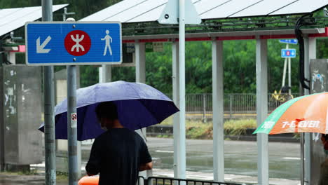 China,-Hongkong---11.-August-2022:-Arbeiter-Mit-Regenschirmen,-Die-Auf-Dem-Weg-Zur-Arbeit-Durch-Starken-Regen-Gehen