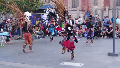 Schamanische-Tänzer-Plaza-Coyoacan-Traditioneller-Mexiko-Indigener-Tanz-Federhüte-Straßenkünstler-Tanzen