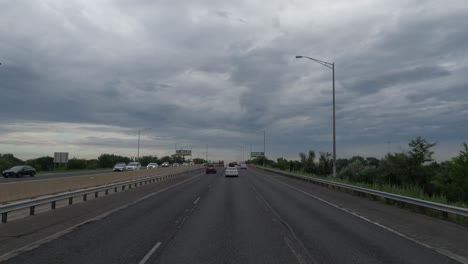 Pov:-Lkw-Fahrt-Auf-Der-Autobahn-Bei-Bewölktem-Wetter-über-Der-Straße