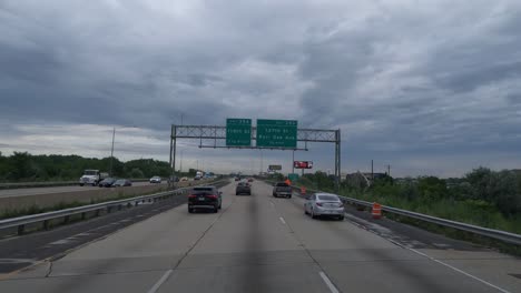 Pov:-Fahren-Auf-Der-Mittleren-Spur-In-Chicago,-Illinois