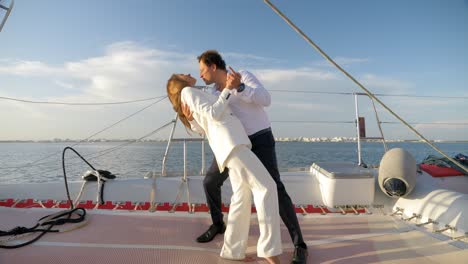 Pareja-De-Novios-Besándose-En-Un-Velero-Catamarán