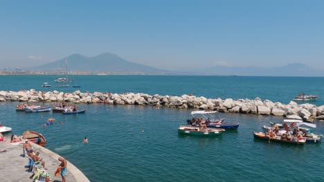 Gente-Disfrutando-Del-Sol-Y-El-Mar-En-Nápoles,-Italia