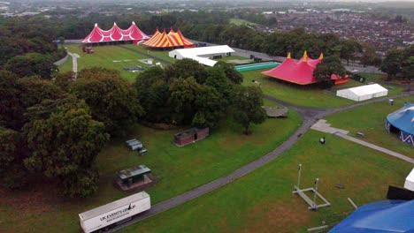 Einspielung-Einer-Musikfestival-Location,-Die-Für-Die-Veranstaltung-Vollständig-Eingerichtet-Wird