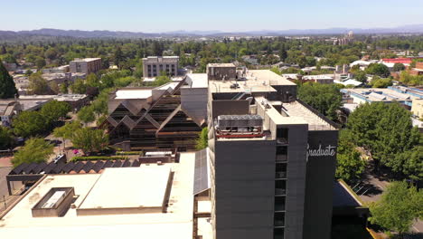 Edificio-De-Hotel-Para-Graduados-En-Eugene,-Oregon,-órbita-De-Drones