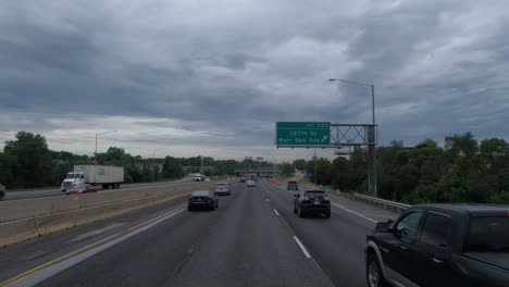 Pov-Conducción-Rápida-En-La-Autopista-De-Chicago,-Illinois