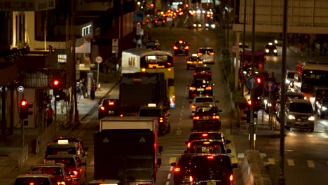 Calle-Tipica-De-Hong-Kong-Llena-De-Vehiculos