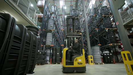 Operador-De-Montacargas-Que-Trabaja-En-Un-Almacén-Comercial-De-Fabricación-De-Plástico