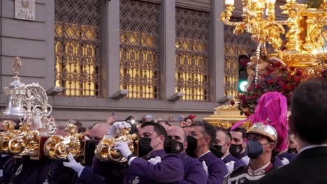 Portadores-De-La-Procesión-Religiosa-Marchando-Con-Carroza-Dorada-El-Viernes-Santo-Durante-Las-Celebraciones-De-Semana-Santa-En-Madrid,-España