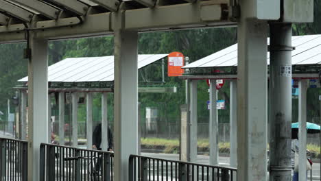 China,-Hongkong---11.-August-2022:-Arbeiter-Mit-Regenschirmen,-Die-Auf-Dem-Weg-Zur-Arbeit-Durch-Starken-Regen-Gehen