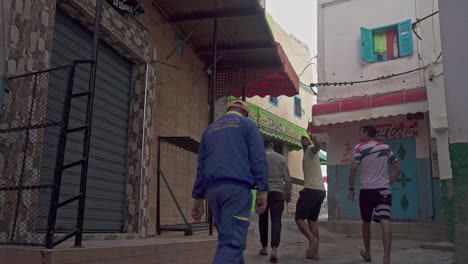 Men-walking-in-an-alley-in-Taghazout