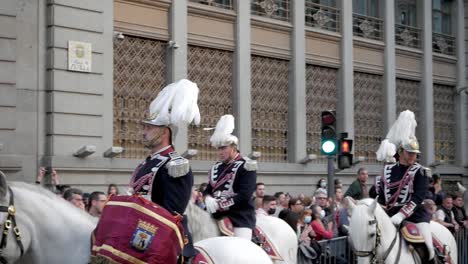 Guardia-De-Equitación-Abriendo-La-Procesión-Religiosa-Del-Viernes-Santo-Durante-Las-Celebraciones-De-La-Semana-Santa-En-Madrid,-España,-Tiro-Panorámico