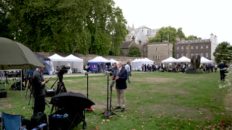 Vista-A-Través-De-Los-Jardines-De-La-Calle-Abingdon-De-Las-Carpas-De-Los-Medios-Que-Cubren-Al-Próximo-Primer-Ministro-Del-Reino-Unido-El-5-De-Septiembre-De-2022