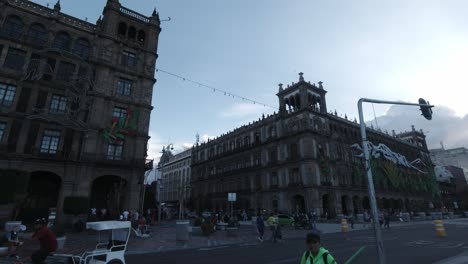 Vibrante-Ciudad-De-México-Cdmx-Plaza-Principal-Vendedores-Gente-Pasando-Por-Spring-Times-Vida-Local-Diaria-Edificios-Coloniales-Tragaluz-Abierto