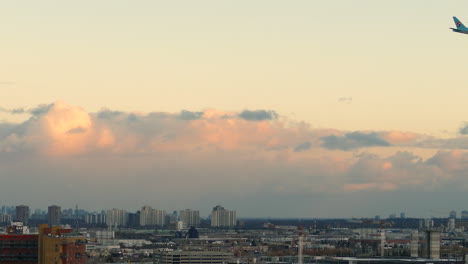 Korean-Air-Boeing-777-Flugzeug-Fliegt-über-Stadtbild-Skyline-Von-Toronto,-Kanada-Bei-Sonnenuntergang