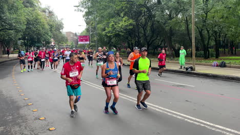 Toma-En-Cámara-Lenta-De-Corredores-En-El-Maratón-De-La-Ciudad-De-México-Por-La-Mañana-Durante-La-Edición-De-2022