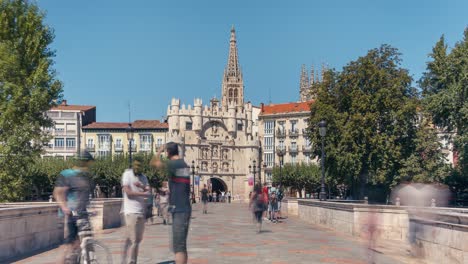 Puente-De-Burgos-Y-Arco-De-Santa-María-Timelapse-Durante-La-Mañana-De-Verano-Con-Cielo-Azul