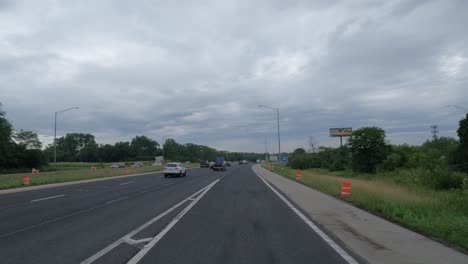 Punto-De-Vista:-Conducir-Debajo-De-Un-Puente-En-La-Carretera-Con-Un-Camión