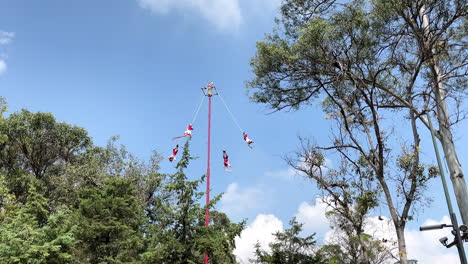 Entfernte-Zeitlupenansicht-Der-Show-Der-Traditionellen-Voladores-De-Papantla-In-Mexiko-stadt