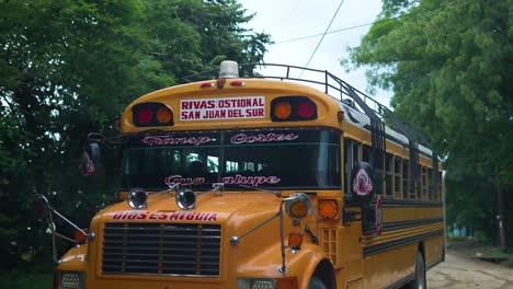 Alter-Bus,-Vintage-Lkw,-Straßenschild-San-Juan-Sur-Straßen,-Nicaragua,-Dorf-Nicaraguanisch,-Küste,-Armut,-Managua,-Schulbus