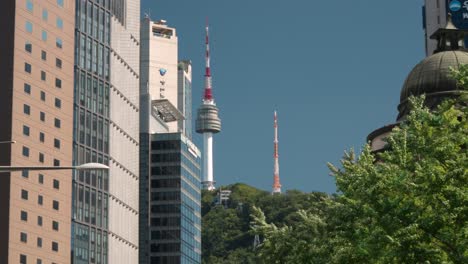 Zoomen-Sie-An-Einem-Sommertag-Von-Der-Belebten-Straße-In-Der-Innenstadt-Von-Seoul-City-Zum-Wahrzeichen-N-Seoul-Namsan-Tower