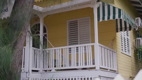 old-wooden-house,-vintage-house,-nicaragua,-san-juan-del-sur