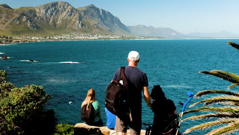 Wale-In-Hermanus-Küstengewässern-In-Küstennähe-Mit-Zuschauenden-Touristen