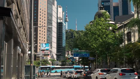 La-Vida-De-La-Ciudad-En-El-Distrito-De-Jung-gu-Del-Centro-De-Seúl-Con-Vistas-A-La-Torre-Del-Símbolo-N-De-Seúl-El-Día-De-Verano