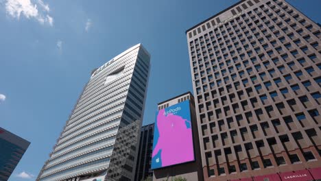 Cartelera-Digital-En-La-Plaza-Cheonggye-Que-Anuncia-Apple-Airpods-En-Una-Pantalla-Mural-Masiva,-Seúl,-Corea-Del-Sur---Panorámica-A-La-Izquierda