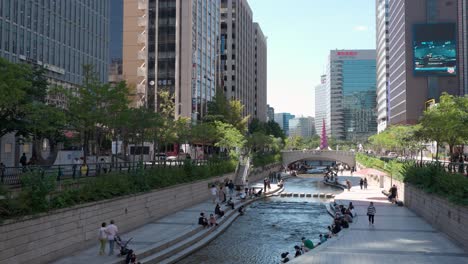 Wunderbarer-Blick-Auf-Den-Cheonggye-Strom-In-Der-Innenstadt-Von-Seoul