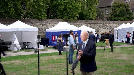 Los-Medios-De-Comunicación-Difunden-Carpas-En-Los-Jardines-De-La-Calle-Abingdon-Que-Cubren-Al-Próximo-Primer-Ministro-Del-Reino-Unido-El-5-De-Septiembre-De-2022